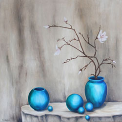 achtsamkeit blaue vasen kugeln magnolie